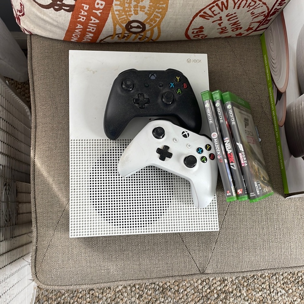 Xbox one + games + 2 controllers